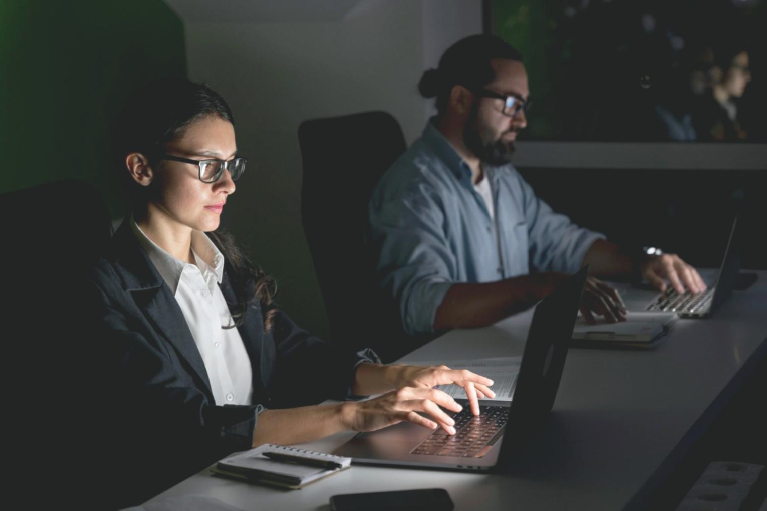 Notre équipe travaillant sur l'analyse financière personnalisée d'un client